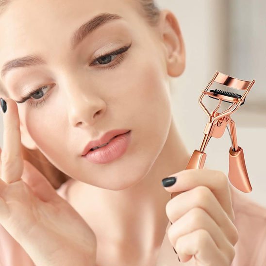 femme utilisant le recourbe cils goldencurl pour des cils recourbés naturellement