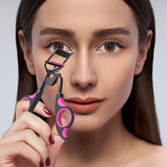 recourbe cils doux silicone – détail embout rose et mécanisme – ylybeauty
