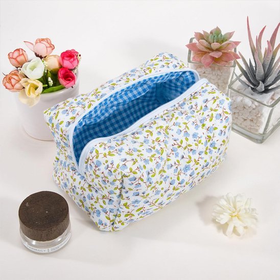 trousse maquillage fleurie elegante bleue fond tapisse