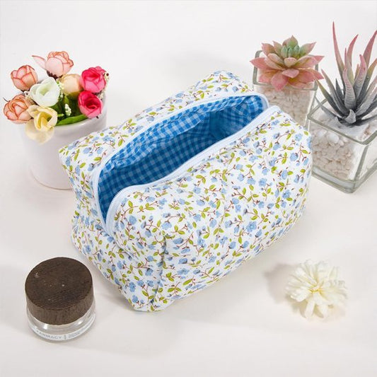 trousse maquillage fleurie elegante bleue fond tapisse