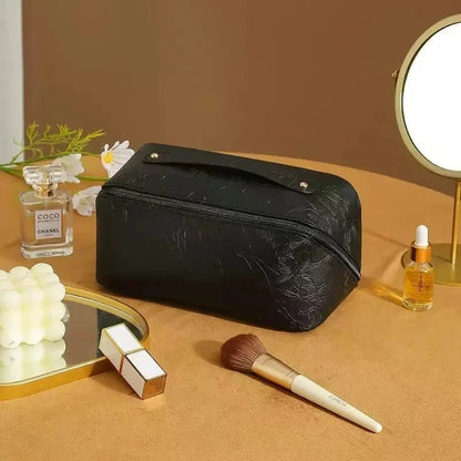 Trousse maquillage FloralBox cuir PU floral embossé coloris noir – sac de toilette chic